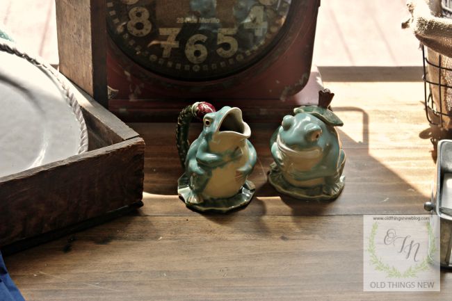 Screened porch table 004